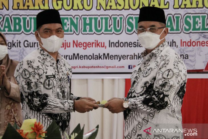 HUT ke-76 PGRI dan hari guru nasional PGRI diisi seminar dan aksi sosial