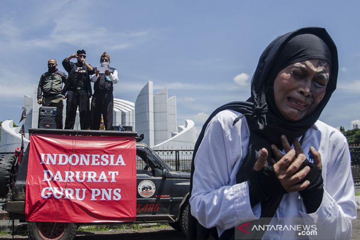 Aksi teaterikal Indonesia darurat guru PNS 