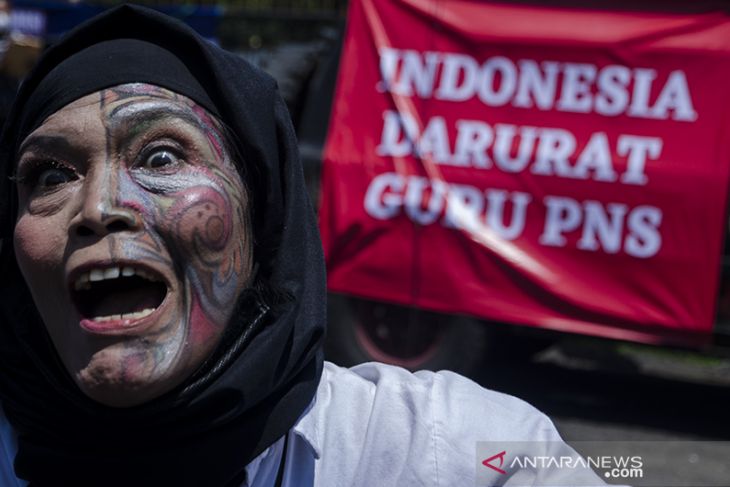 Aksi teaterikal Indonesia darurat guru PNS 