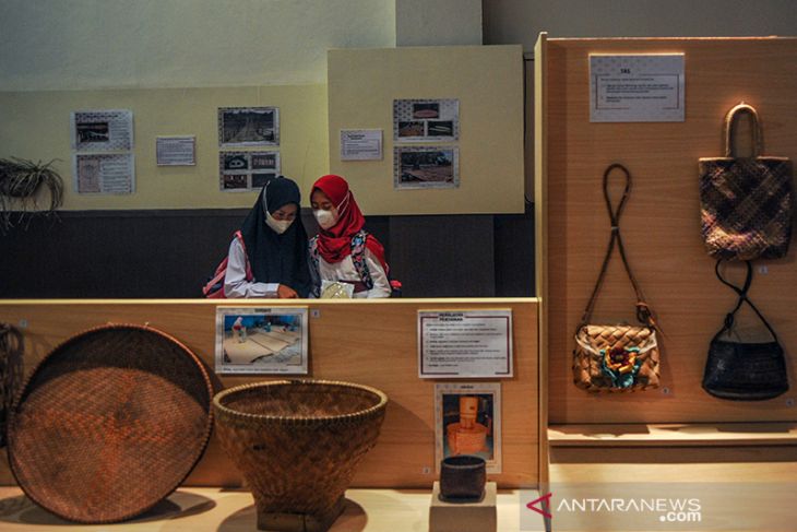 Edukasi seni anyaman di museum Sri Baduga 