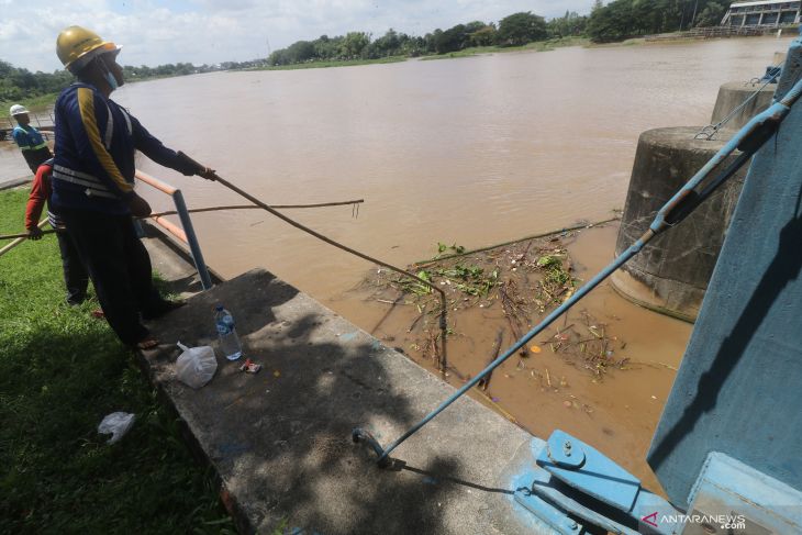 Pembersihan Bendungan Waruturi Kediri