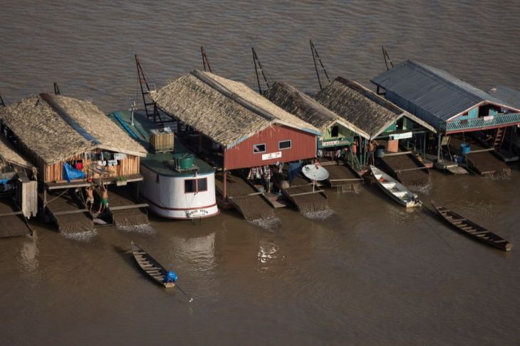 Rumor penemuan emas, ratusan rakit keruk anak sungai Amazon