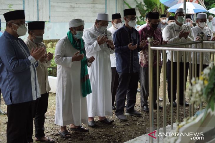 Ziarah ke makam pendiri Kabupaten HSS tradisi jelang hari jadi