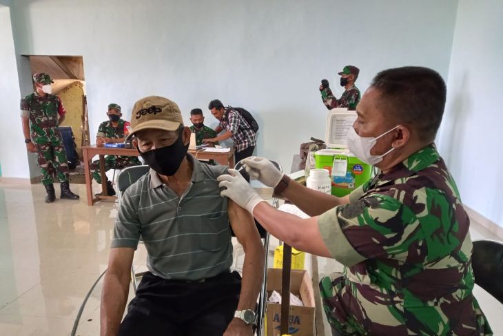 Personel TNI blusukan bantu warga desa mendapatkan layanan vaksinasi