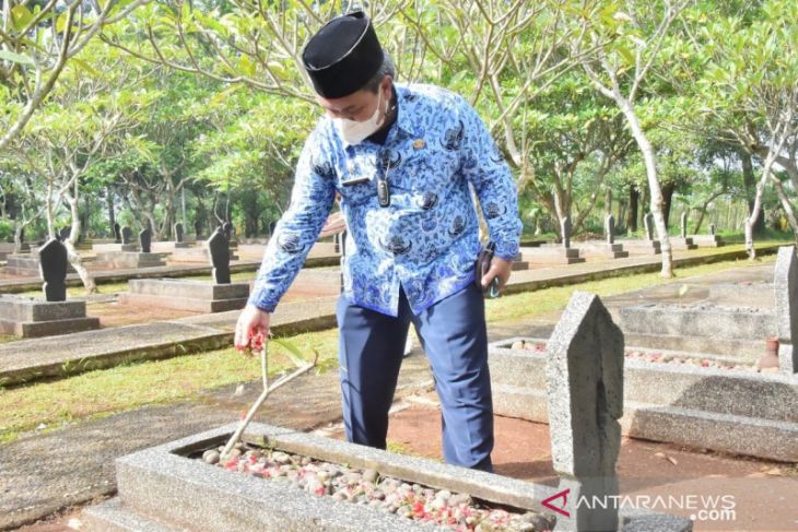 Jajaran Pemkab Bogor gelar ziarah massal ke makam ASN korban COVID-19