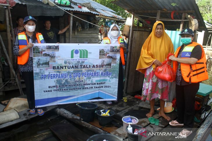 Perumdam Tirta Senentang serahkan bantuan sembako untuk korban banjir