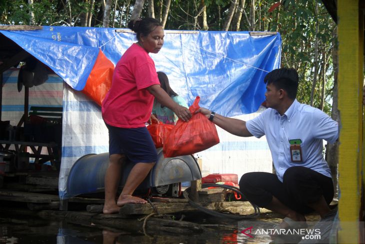 Perumdam Tirta Senentang serahkan bantuan sembako untuk korban banjir