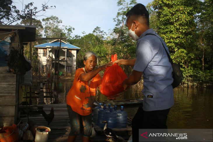 Perumdam Tirta Senentang serahkan bantuan sembako untuk korban banjir