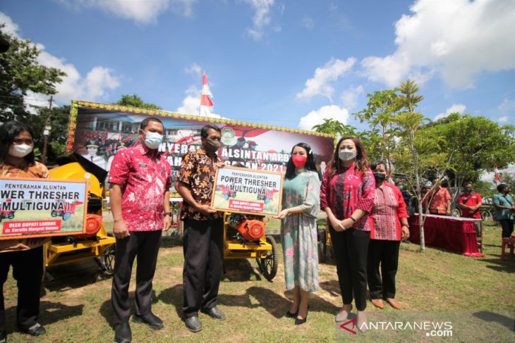 Pemkab Landak bagikan 160 unit perontok padi