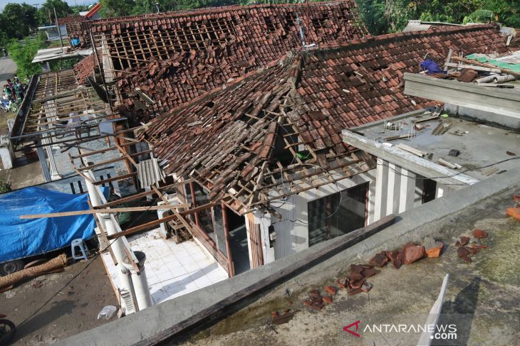 Dampak Angin Puting Beliung di Jombang