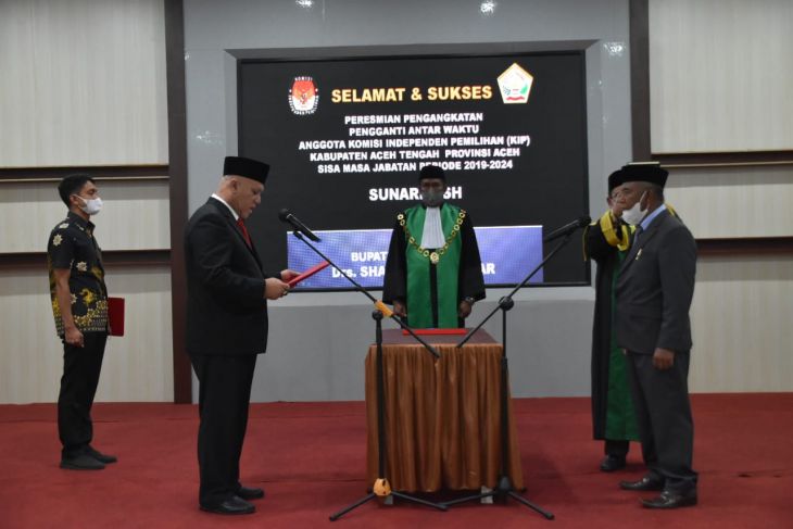 Shabela lantik Sunardi sebagai PAW Anggota KIP Aceh Tengah 2019-2024