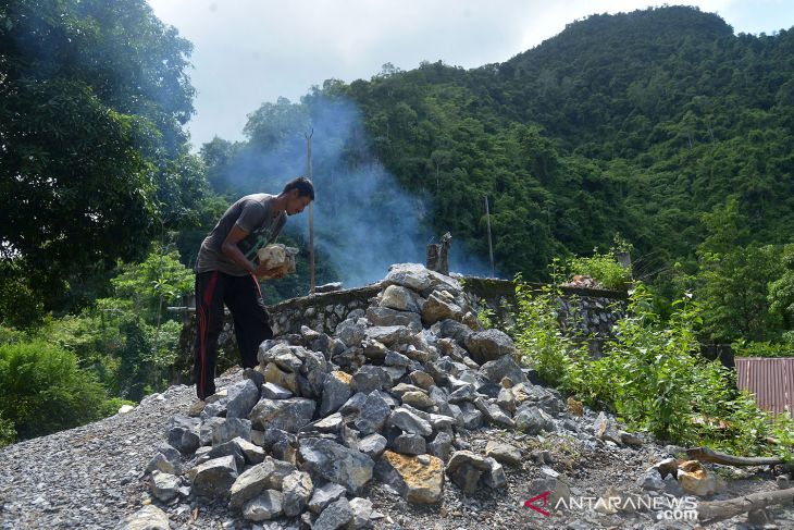 Industri batu kapur tradisional di Aceh