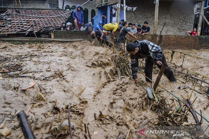 Siaga banjir luapan sungai di Bandung