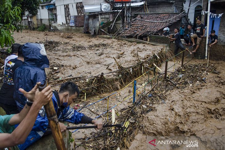 Siaga banjir luapan sungai di Bandung