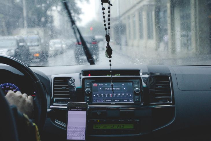 Cara mengatasi embun di dalam mobil saat hujan