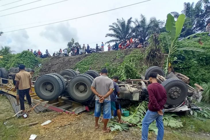 Dua truk jatuh ke jurang di Aceh Tamiang