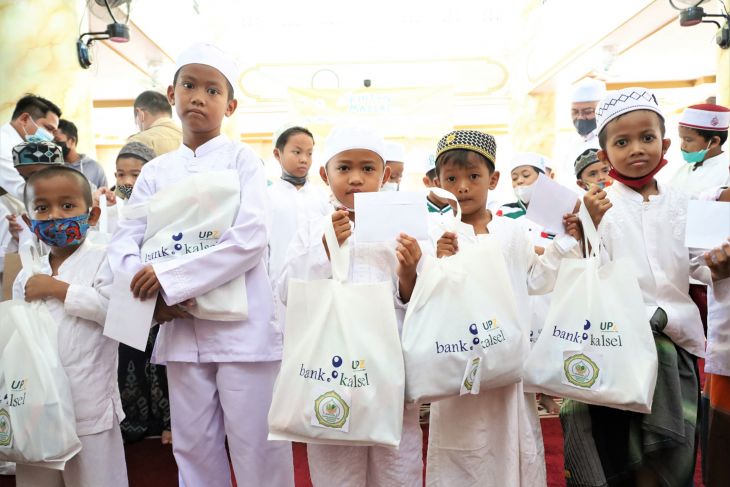 UPZ Bank Kalsel berikan santunan kepada peserta sunatan massal