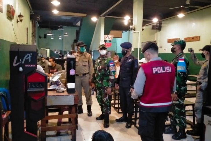 Petugas gabungan perketat disiplin prokes malam hari di Medan