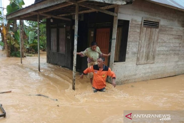Banjir semakin dalam, Warga Barabai yang tinggal di bantaran sungai mengungsi