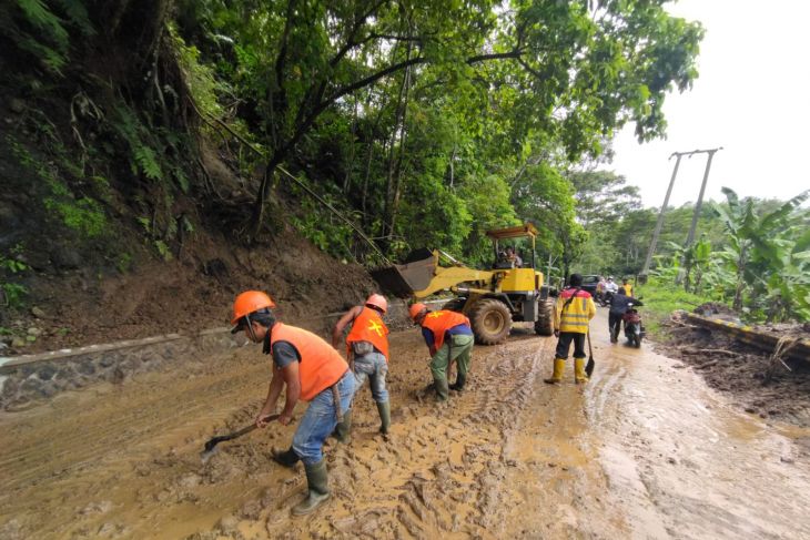 Longsor timbun jalan nasional Bagbagan-Jampangkulon Sukabumi
