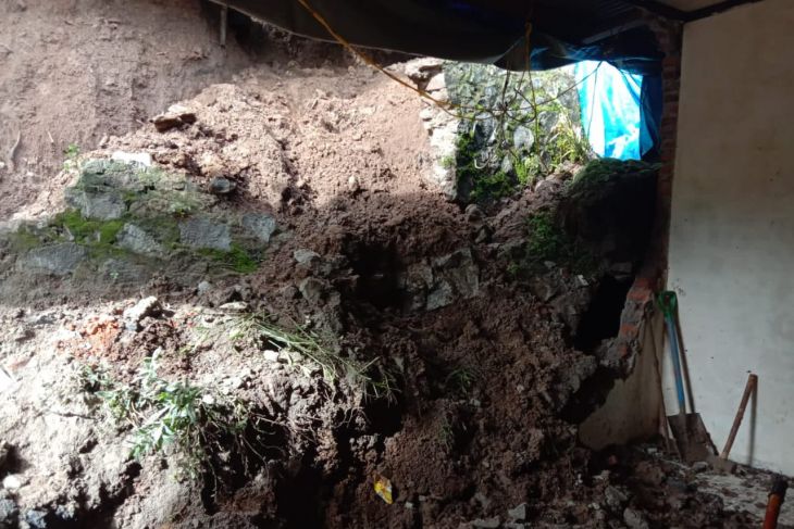 Satu keluarga di Sukabumi mengungsi akibat rumahnya ambruk tertimbun longsor