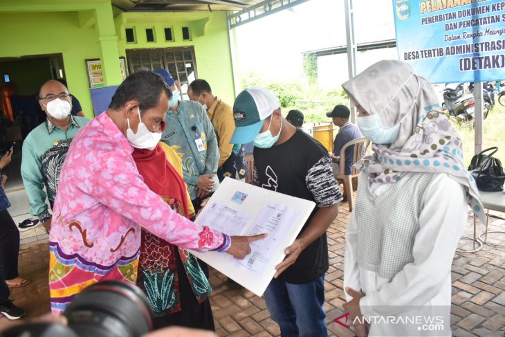 Disdukcapil bantu pembuatan dokumen kependudukan Desa Handil Birayang Bawah
