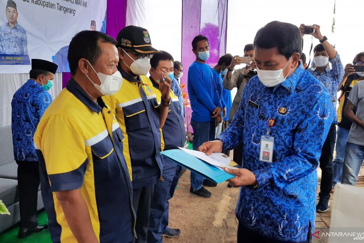Petugas penggali kubur COVID-19 dapat sembako dari Korpri Tangerang