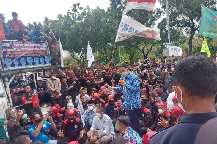 Baswedan engages with protesting workers in front of City Hall