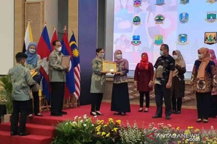 Pemkab Bekasi terima penghargaan pelaksanaan dan pembinaan GP2SP dari Kemenkes