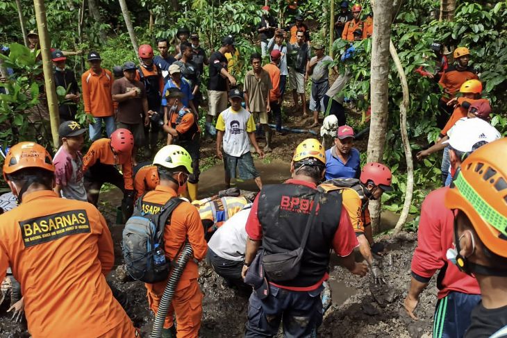 Seorang petani di Malang tewas tertimbun longsor