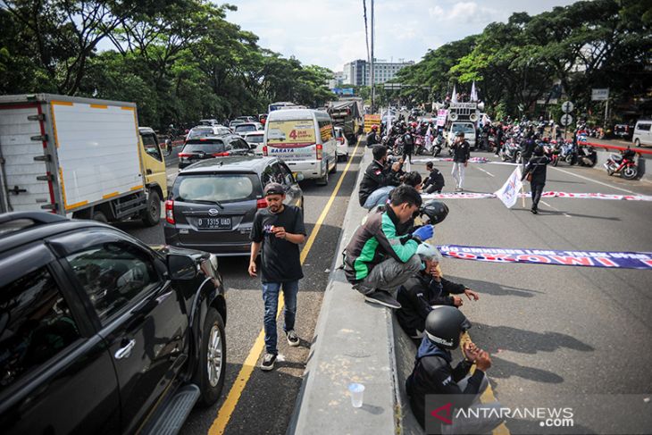 aksi buruh kawal penetapan UMK di Bandung 