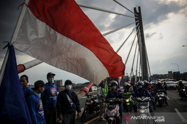 aksi buruh kawal penetapan UMK di Bandung 