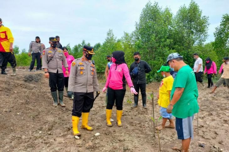 Kapolres Langkat tanam mangrove di Lubuk Kertang