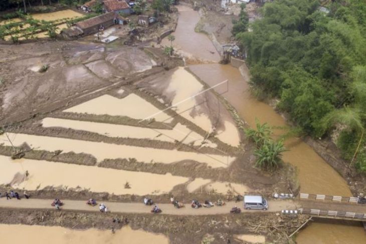 Banjir bandang sungai Citameng di Garut