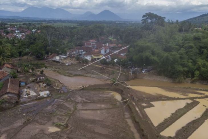 Banjir bandang sungai Citameng di Garut