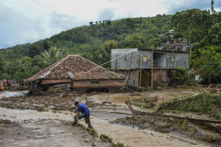 Banjir bandang sungai Citameng di Garut