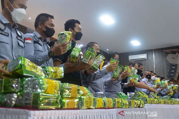 Aceh police thwart attempt to distribute 100 kg of crystal meth