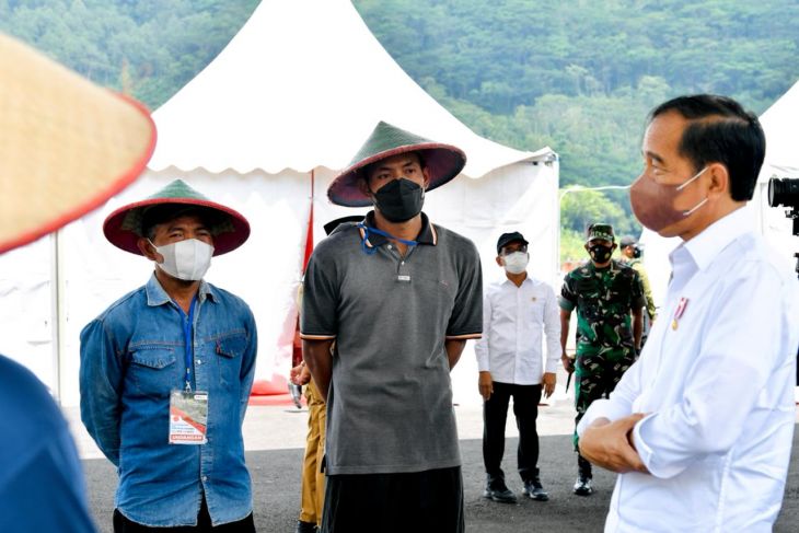 Presiden Jokowi berdialog dengan petani saat resmikan bendungan di Trenggalek