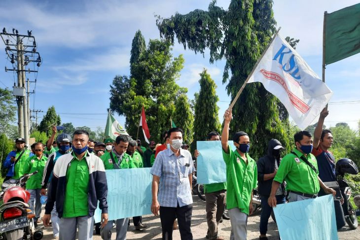 Buruh pabrik karet Djambi Waras tuntut perbaikan PKB