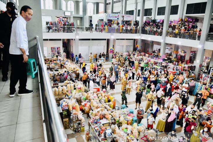 President Jokowi inaugurates Pon Market in Trenggalek, E Java