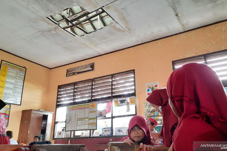 Akibat diterjang angin, genteng dan plafon sekolah di Tangerang jebol