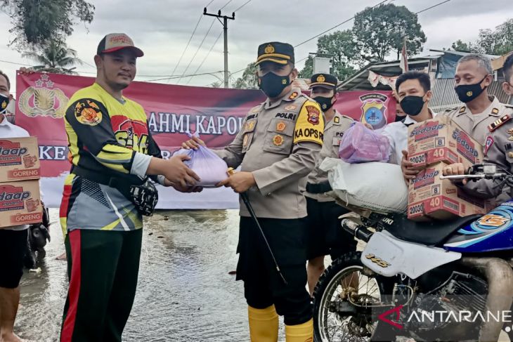 Kapolres berikan dukungan kepada korban banjir dengan salurkan logistik