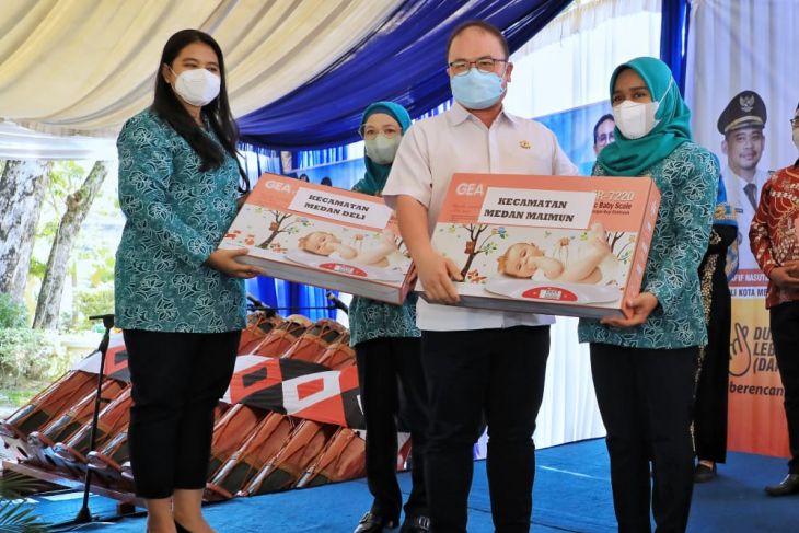 Kadin serahkan 200 timbangan bayi ke Kahiyang Ayu untuk cegah stunting di Medan