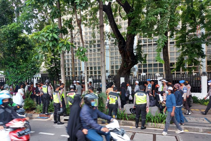 Reuni 212 di perempatan Sarinah dibubarkan secara halus
