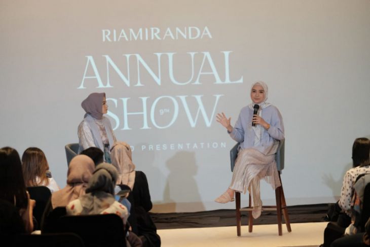 Ria Miranda tampilkan busana muslim bernuansa Minang