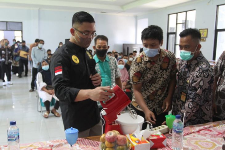 Wagub Banten bagikan UEP untuk masyarakat Pandeglang
