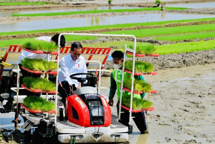 Milenials diajak kenali mesin tanam padi yang digunakan Presiden Jokowi di Trenggalek