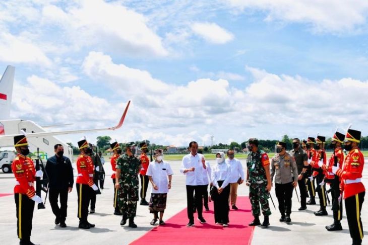 Presiden RI Joko Widodo tiba di Bali disambut pasukan jajar kehormatan