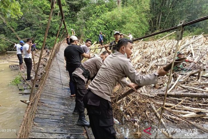 TNI/Polri bersama warga bersihkan sampah pascabanjir di Kecamatan Juai