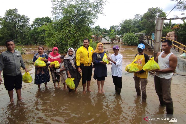 Anggota DPR RI bantu seribu paket sembako kepada warga terdampak banjir di HST